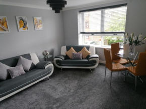 Modern 2 bedroom Glasgow airport apartment hosted by Kerry